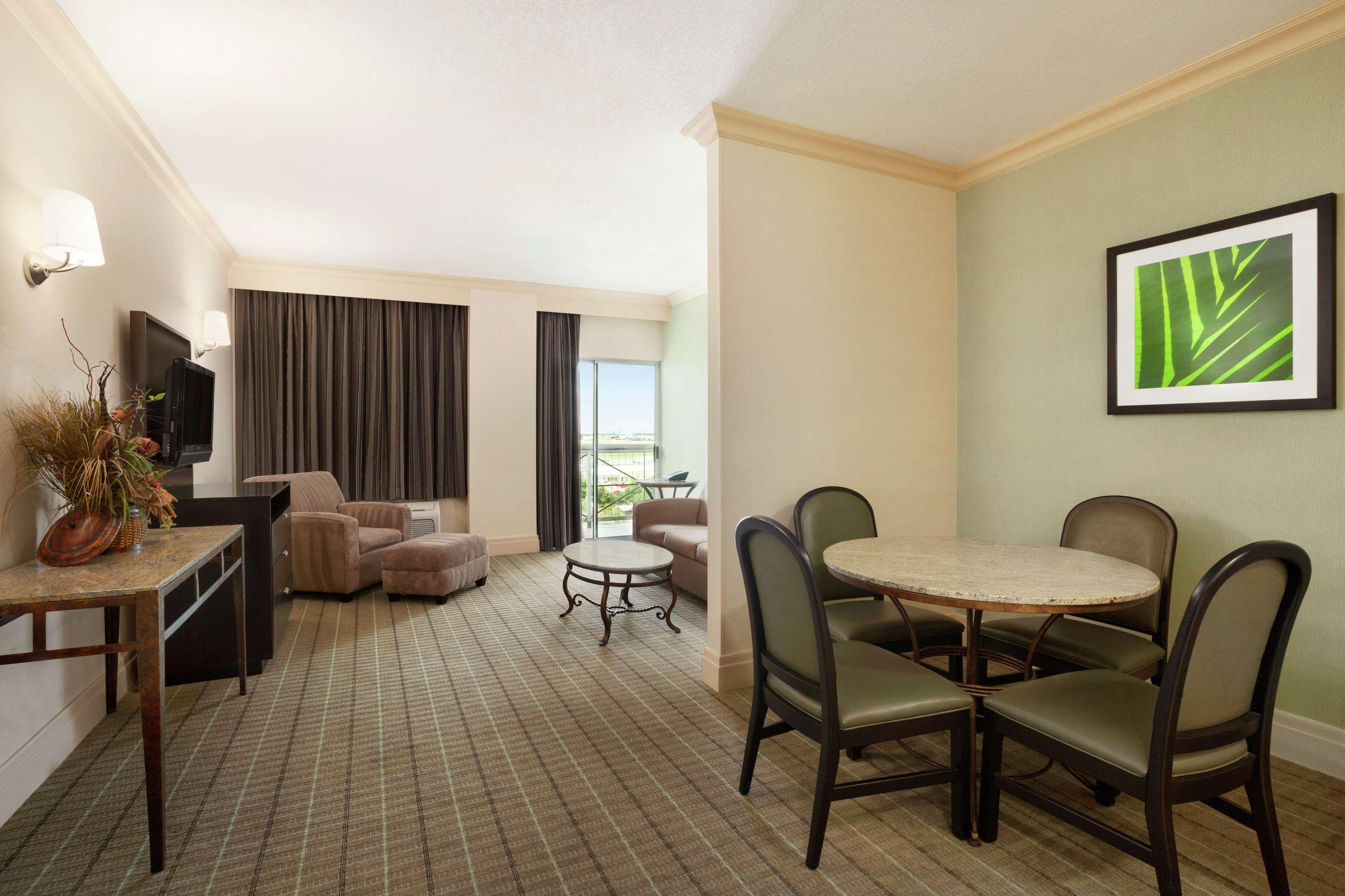Doubletree By Hilton Hotel Dallas - Love Field Екстериор снимка
