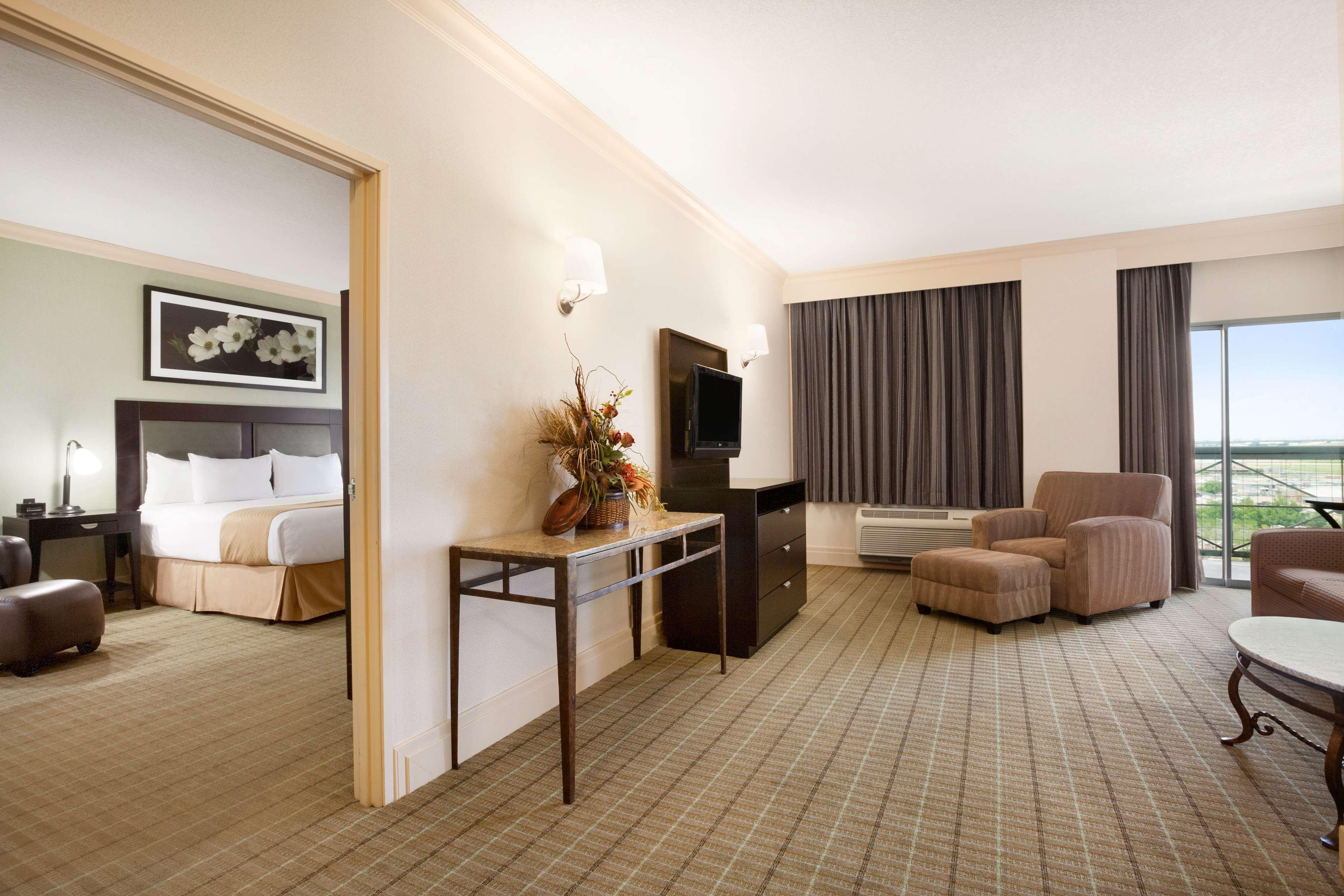 Doubletree By Hilton Hotel Dallas - Love Field Екстериор снимка