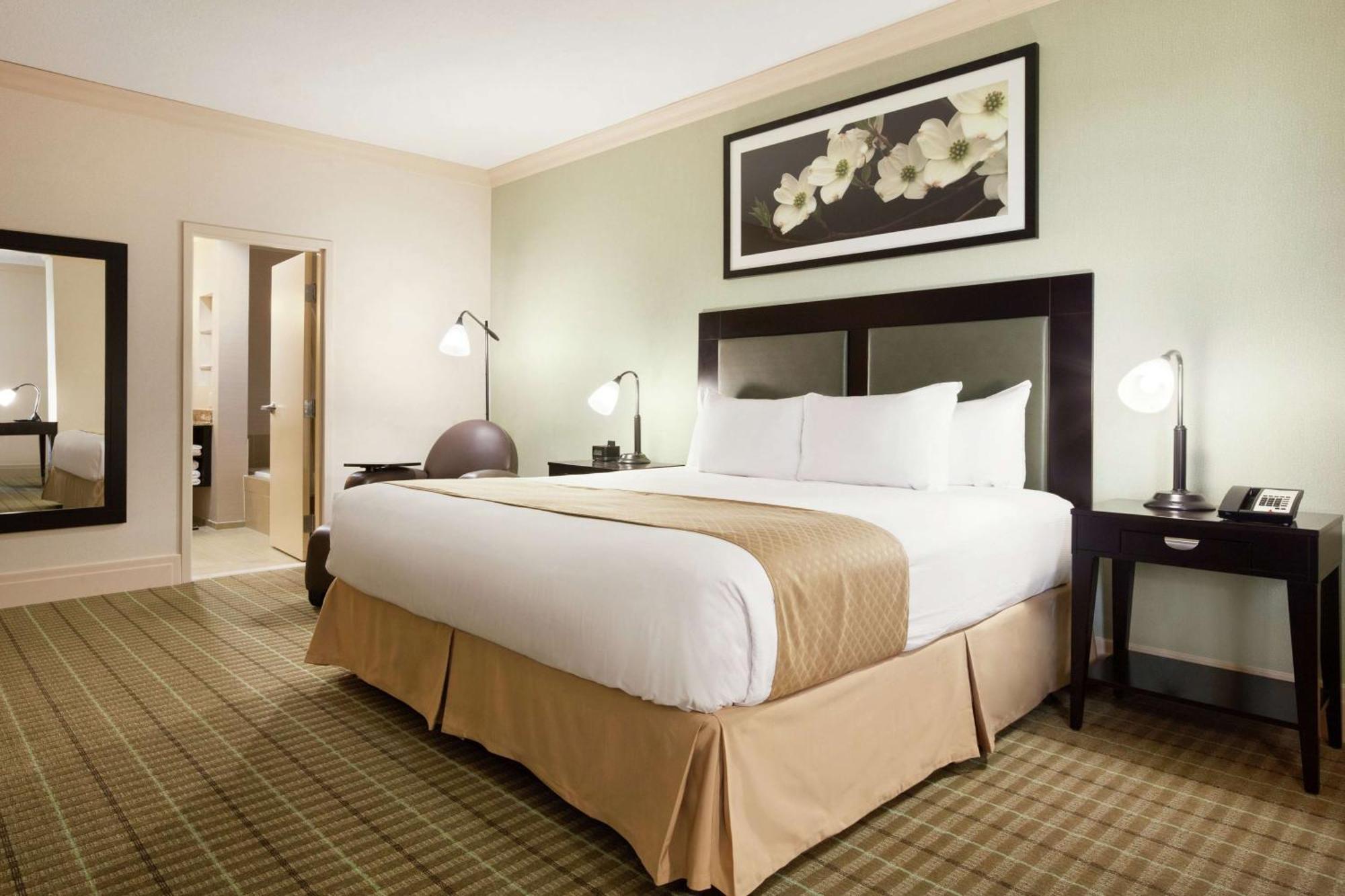Doubletree By Hilton Hotel Dallas - Love Field Екстериор снимка