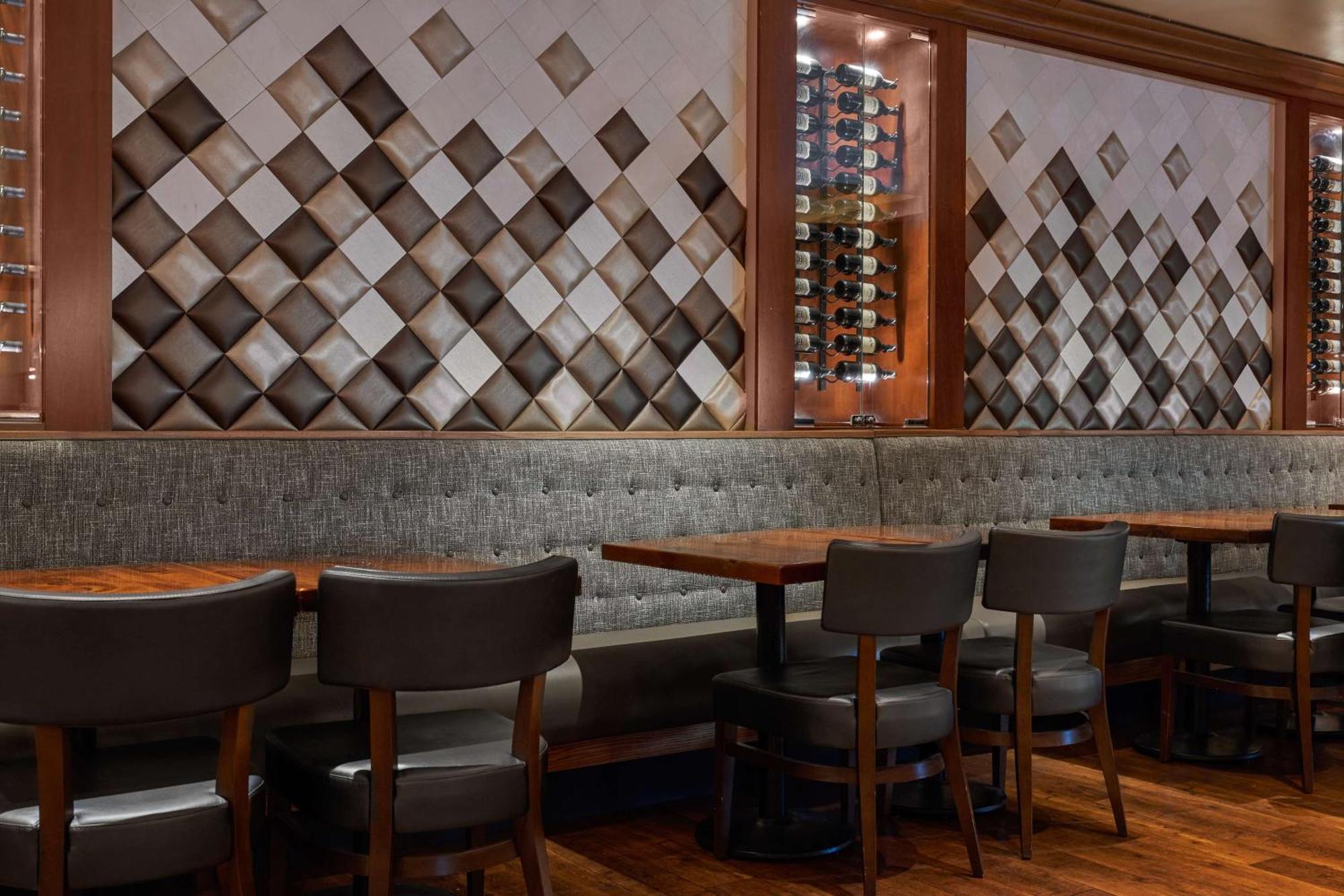 Doubletree By Hilton Hotel Dallas - Love Field Екстериор снимка